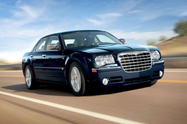 През 2005 г. американското влияние се разшири по европейските пътища с Chrysler 300C. Потребителите бяха изненадани от неговата смела и директна естетика, включително висока странична част на каросерията и  калници. Особено снобите се присмиваха на обилния хром и изпъкналата предна решетка, която беше много голяма за времето.
Те гледаха на 300C като на новост, опитващ се да навлезе в полето на утвърдени луксозни марки. Но солидните пропорции и сериозното телосложение на 300C му осигуриха истинска армия от фенове. Този стил остава актуален и днес.